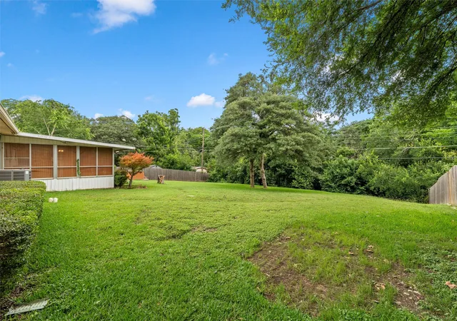 Photo 2 of Sale Pending at 733 Arliss Dr, Woodway, TX 76712 | MLS# 21286945 | Listing updated on 2026-07-25