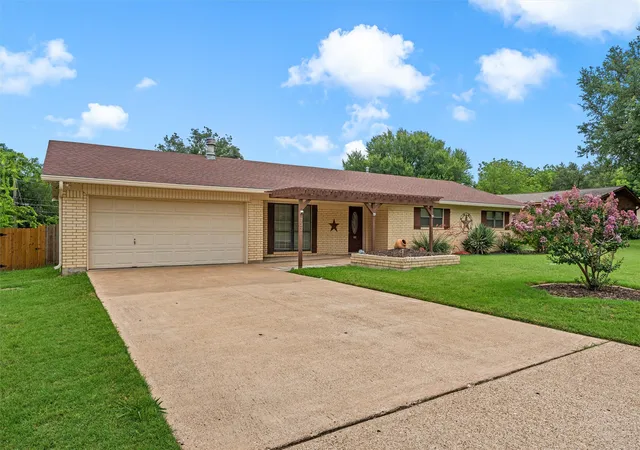 Photo 4 of Sale Pending at 733 Arliss Dr, Woodway, TX 76712 | MLS# 21286945 | Listing updated on 2026-07-25