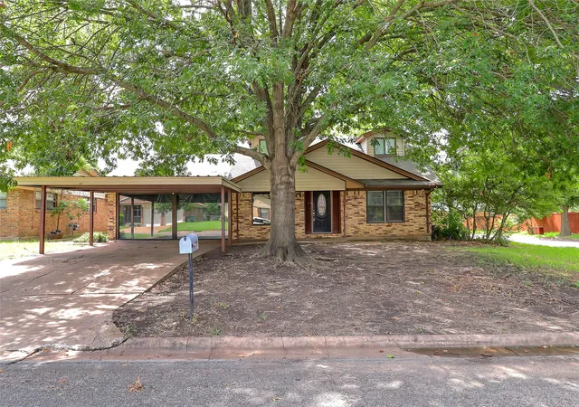 Homes for sale in Sherman, TX | 925 Holiday Dr, Sherman, TX 75090 | MLS# 21291232