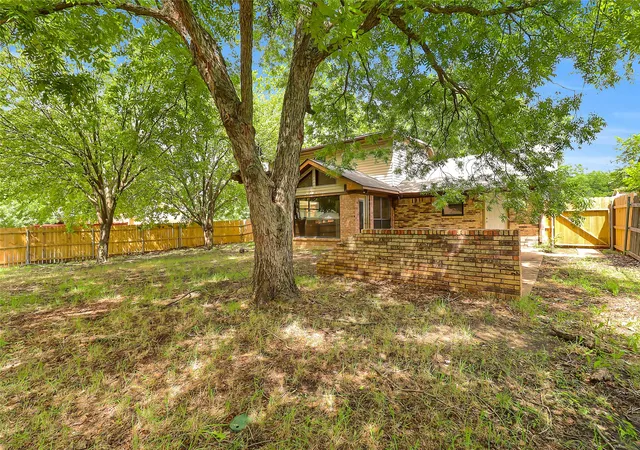 Homes for sale in Sherman, TX | 925 Holiday Dr, Sherman, TX 75090 | MLS# 21291232