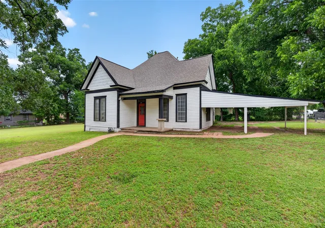 Photo 1 of Single family home for sale at 107 S Washington St, Cleburne, TX 76031 | MLS# 21294911 | Listing updated on 2026-10-05