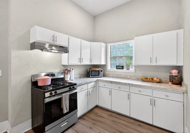 Photo 2 of Single family home for sale at 107 S Washington St, Cleburne, TX 76031 | MLS# 21294911 | Listing updated on 2026-10-05