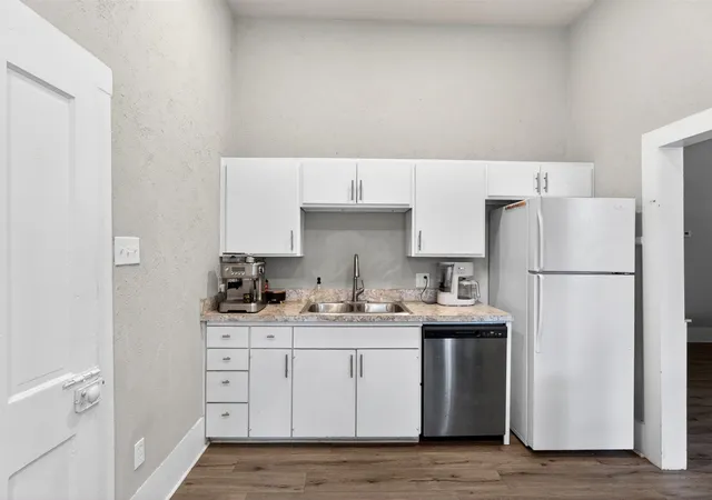 Photo 3 of Single family home for sale at 107 S Washington St, Cleburne, TX 76031 | MLS# 21294911 | Listing updated on 2026-10-05