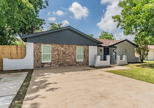 Photo 2 of Single family home for sale at 6532 Moonglow Ln, Watauga, TX 76148 | MLS# 21294914 | Listing updated on 2026-10-01