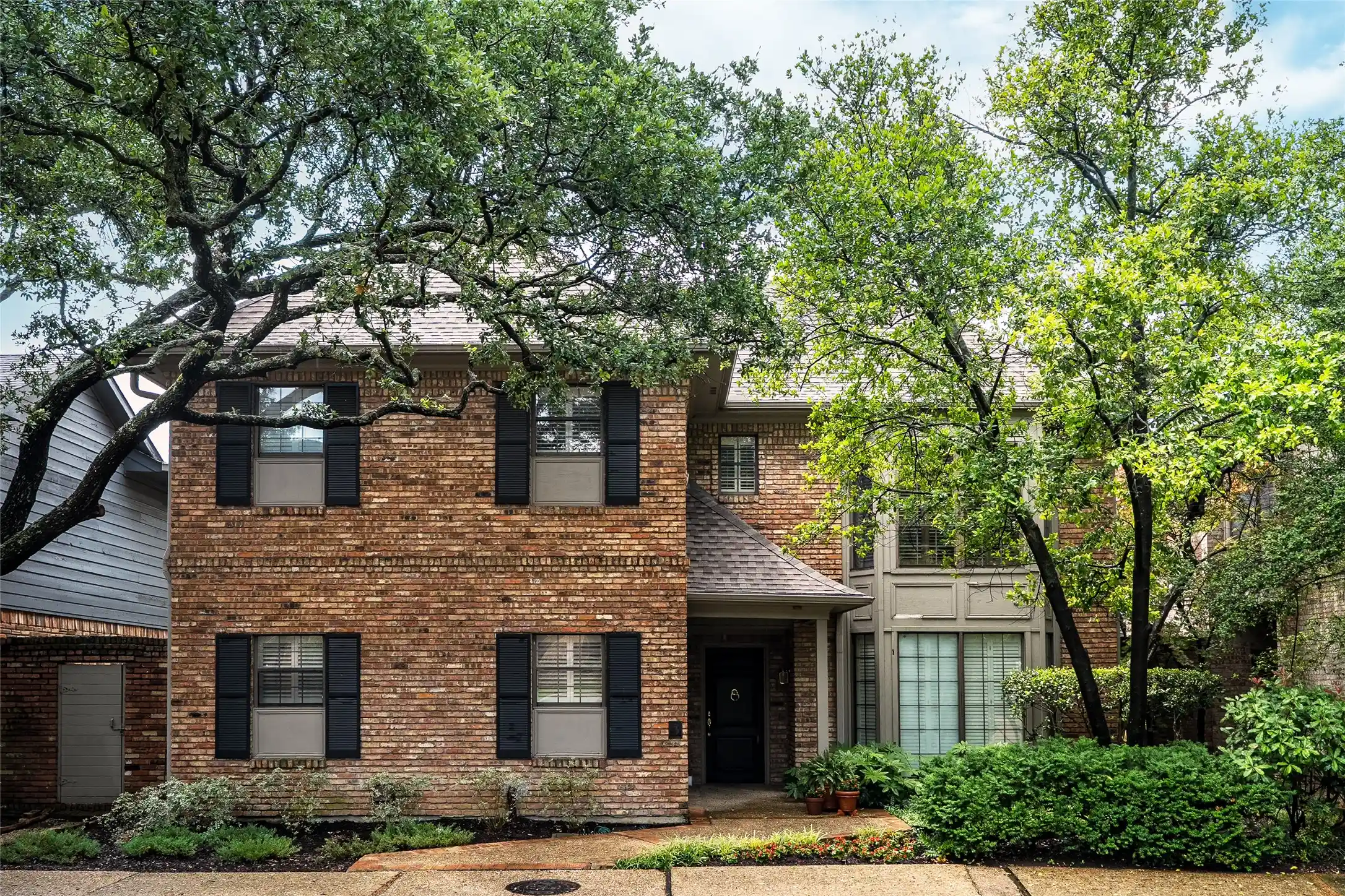 Photo 1 of Single family home for sale at 3 Royal Terrace Ct, Dallas, TX 75225 | MLS# 21295023 | Listing updated on 2026-10-15