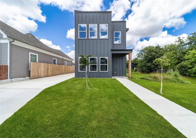 Photo 1 of Single family home for sale at 1426 Evans Ave, Fort Worth, TX 76104 | MLS# 21295096 | Listing updated on 2026-07-11