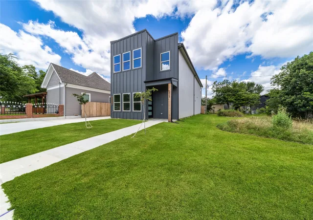 Photo 2 of Single family home for sale at 1426 Evans Ave, Fort Worth, TX 76104 | MLS# 21295096 | Listing updated on 2026-07-11