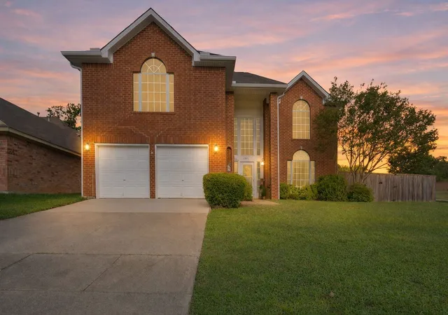 Photo 1 of Single family home for sale at 6000 Red Fern Dr, Arlington, TX 76001 | MLS# 21292942 | Listing updated on 2026-08-04