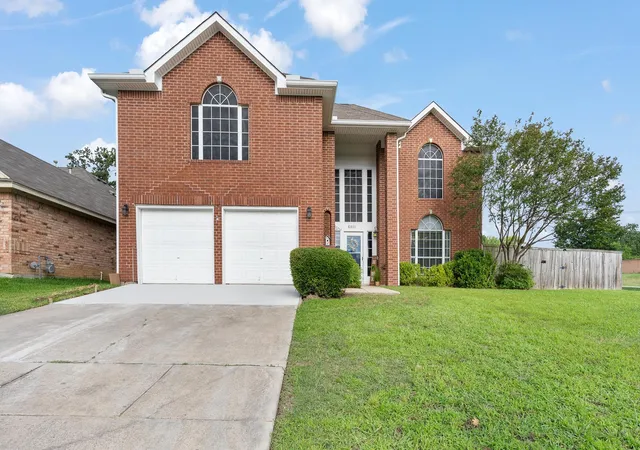 Photo 2 of Single family home for sale at 6000 Red Fern Dr, Arlington, TX 76001 | MLS# 21292942 | Listing updated on 2026-08-04