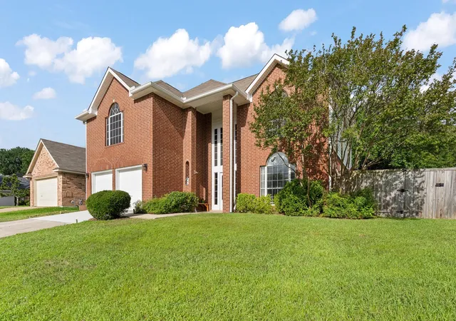 Photo 3 of Single family home for sale at 6000 Red Fern Dr, Arlington, TX 76001 | MLS# 21292942 | Listing updated on 2026-08-04