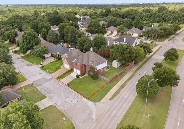 Photo 3 of Single family home for sale at 6000 Red Fern Dr, Arlington, TX 76001 | MLS# 21292942 | Listing updated on 2026-08-04