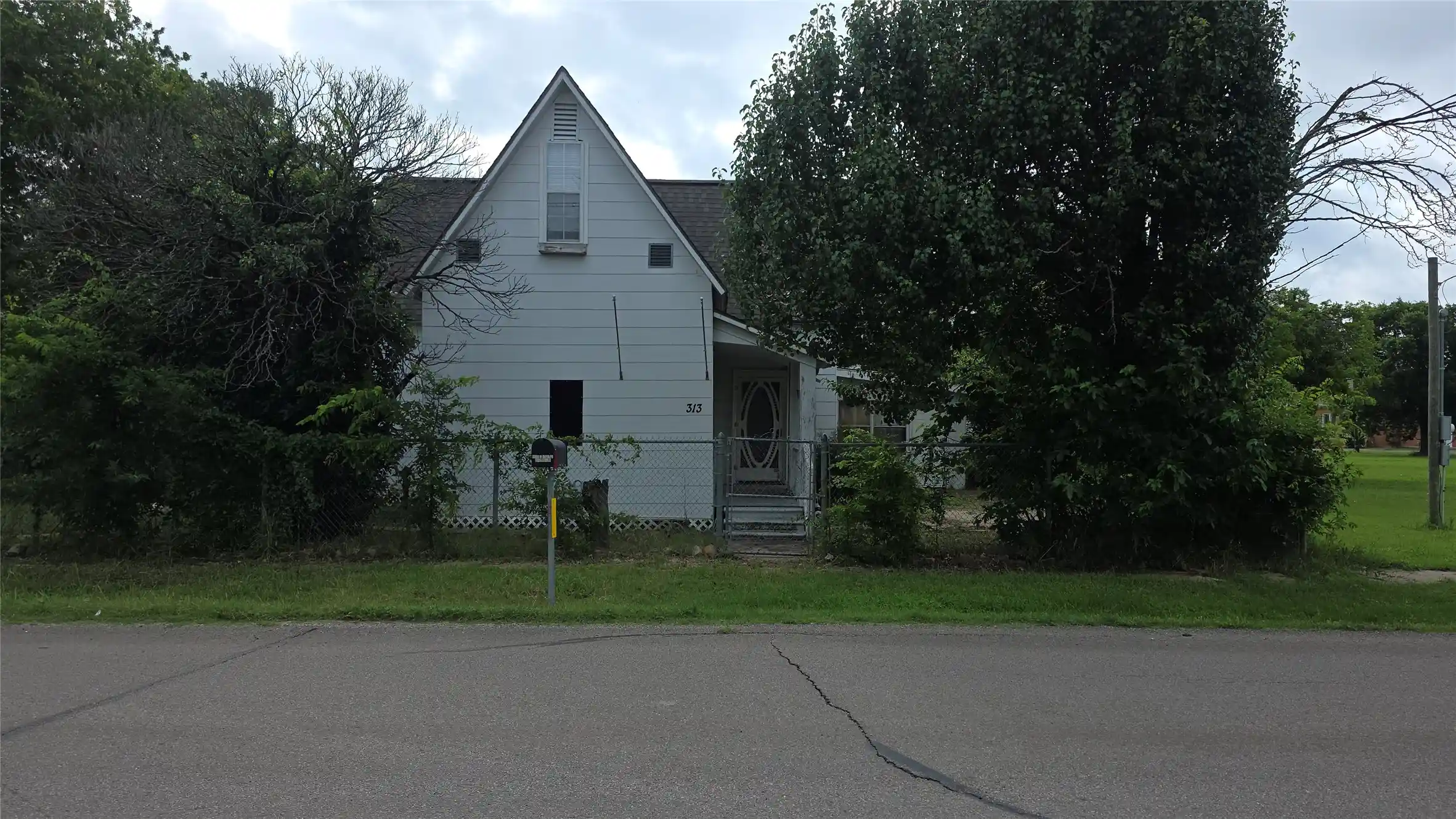 Photo 1 of Single family home for sale at 313 N Pearl St, Trenton, TX 75490 | MLS# 21291017 | Listing updated on 2026-10-10