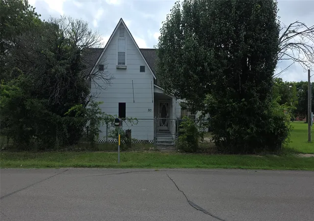 Photo 1 of Single family home for sale at 313 N Pearl St, Trenton, TX 75490 | MLS# 21291017 | Listing updated on 2026-08-10