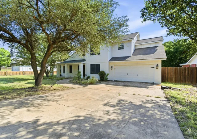 Photo 2 of Single family home for sale at 1925 N Dale Ave, Stephenville, TX 76401 | MLS# 21294960 | Listing updated on 2026-09-30