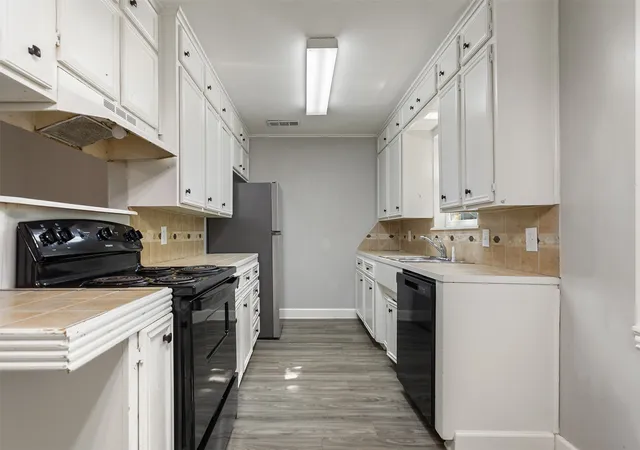 Listing Photo 5 - Condo for sale in building located at 2228 Aberdeen Dr, Tyler, TX 75703 - Unit #2226