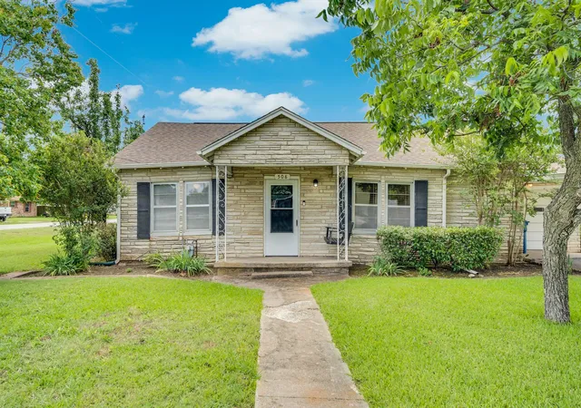Photo 2 of Single family home for sale at 508 E Henderson St, Itasca, TX 76055 | MLS# 21286270 | Listing updated on 2026-08-27
