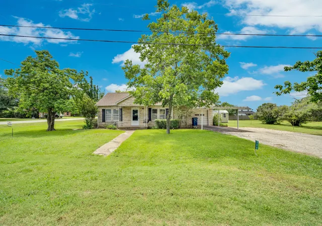Photo 4 of Single family home for sale at 508 E Henderson St, Itasca, TX 76055 | MLS# 21286270 | Listing updated on 2026-08-27