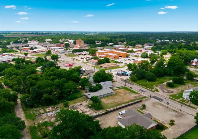 Photo 4 of House for sale at 406 Live Oak St, Marlin, TX 76661 | MLS# 21295316 | Listing updated on 2026-07-14