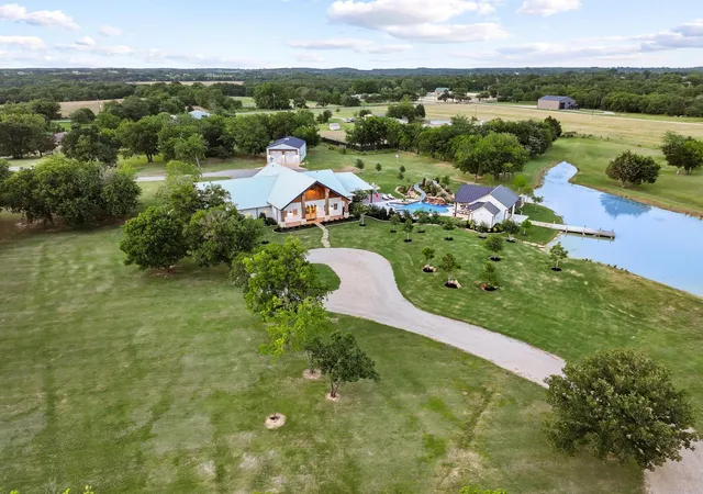 Photo 2 of Mansion for sale at 192 Mcclain Ln, Pottsboro, TX 75076 | MLS# 21290454 | Listing updated on 2026-09-24