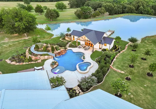 Photo 3 of Mansion for sale at 192 Mcclain Ln, Pottsboro, TX 75076 | MLS# 21290454 | Listing updated on 2026-09-24