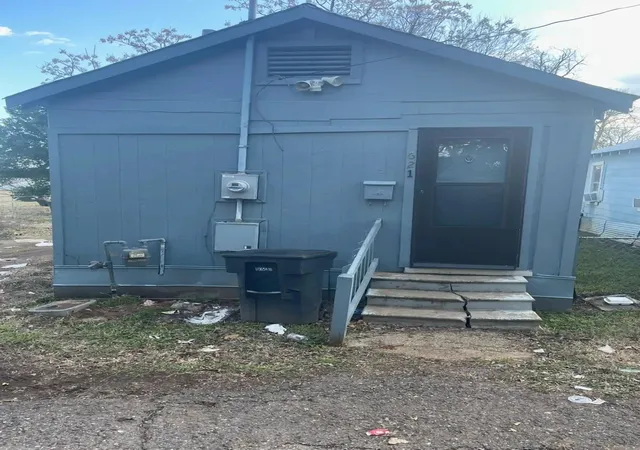 Single family home for sale at 621 Montgomery St, Bossier City, LA 71111 | MLS# 21289209