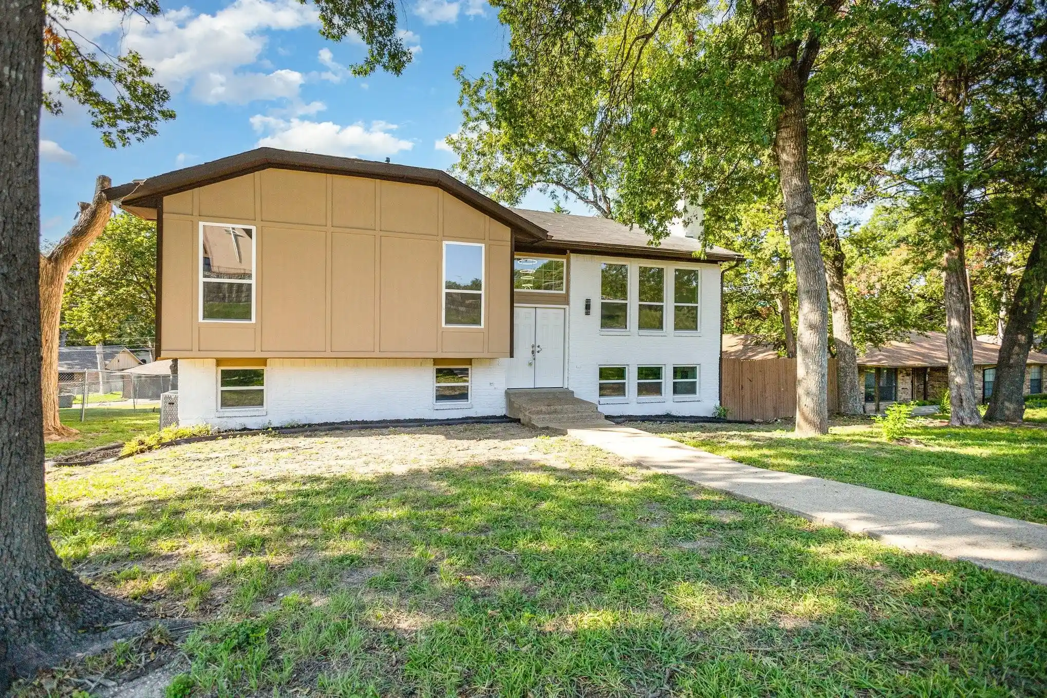 Photo 1 of Single family home for sale at 707 W Red Bird Ln, Dallas, TX 75232 | MLS# 21295192 | Listing updated on 2026-10-08