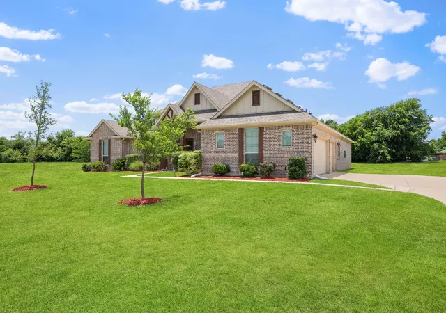 Photo 3 of Single family home for sale at 583 Crystal Lake Ln, Red Oak, TX 75154 | MLS# 21292530 | Listing updated on 2026-07-22