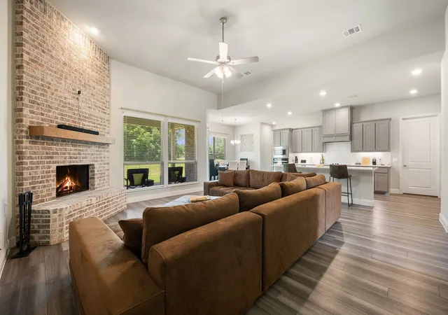 Photo 4 of Single family home for sale at 583 Crystal Lake Ln, Red Oak, TX 75154 | MLS# 21292530 | Listing updated on 2026-07-22