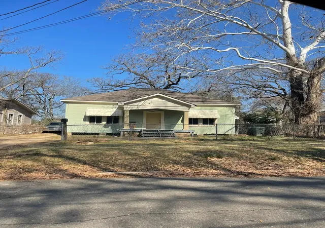 Single family home for sale at 2538 Emery St, Shreveport, LA 71103 | MLS# 21288040