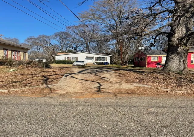 Single family home for sale at 2520 Merwin St, Shreveport, LA 71103 | MLS# 21288015