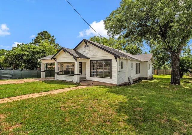 Photo 1 of Single family home for sale at 210 S 5th St, Gatesville, TX 76528 | MLS# 21296000 | Listing updated on 2026-08-29