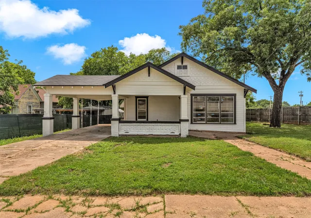 Photo 2 of Single family home for sale at 210 S 5th St, Gatesville, TX 76528 | MLS# 21296000 | Listing updated on 2026-08-29