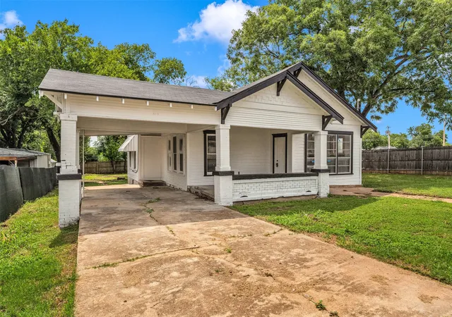 Photo 3 of Single family home for sale at 210 S 5th St, Gatesville, TX 76528 | MLS# 21296000 | Listing updated on 2026-08-29