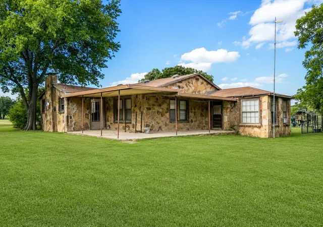 Homes for sale in Mineral Wells, TX | 2105 Indian Creek Rd, Mineral Wells, TX 76067 | MLS# 21294395