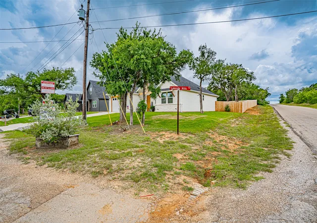 Photo 3 of Single family home for sale at 5900 S Lakeside Hills Ct, Granbury, TX 76048 | MLS# 21295852 | Listing updated on 2026-08-27