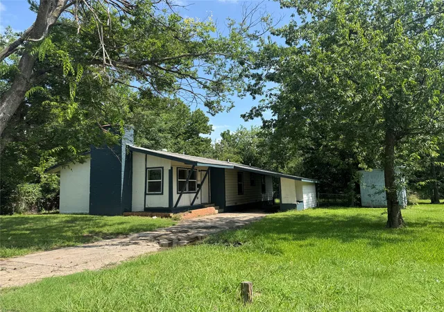 Photo 1 of Single family home for sale at 1605 Jackson St, Commerce, TX 75428 | MLS# 21296102 | Listing updated on 2026-08-03