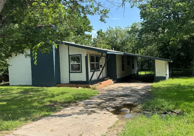 Photo 2 of Single family home for sale at 1605 Jackson St, Commerce, TX 75428 | MLS# 21296102 | Listing updated on 2026-08-03
