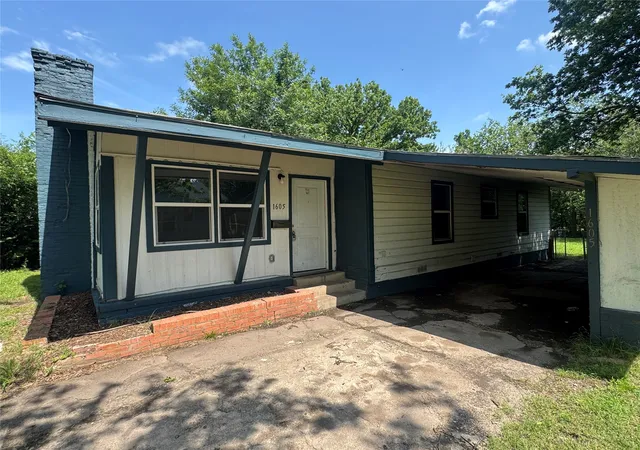 Photo 3 of Single family home for sale at 1605 Jackson St, Commerce, TX 75428 | MLS# 21296102 | Listing updated on 2026-08-03