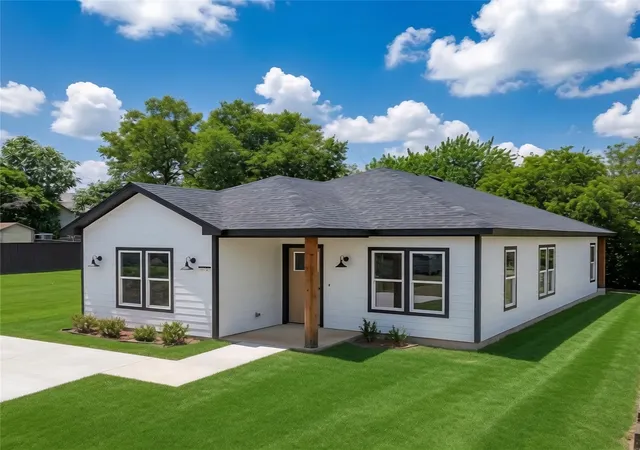 Photo 2 of Single family home for sale at 1609 E Bluff St, Fort Worth, TX 76102 | MLS# 21296121 | Listing updated on 2026-08-29