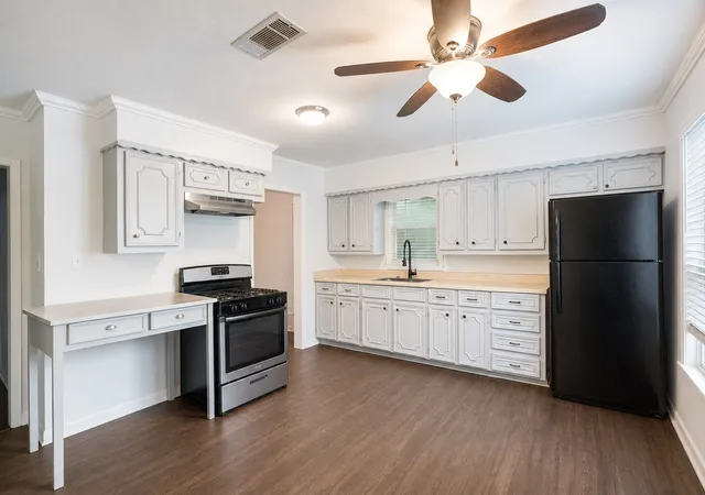 Photo 4 of Single family home for sale at 709 Dr Martin Luther King Jr Blvd, Waxahachie, TX 75165 | MLS# 21296147 | Listing updated on 2026-09-25