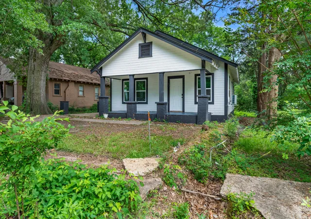 Single family home for sale at 2013 West 10Th Street, Texarkana, TX 75501 | MLS# 21296169
