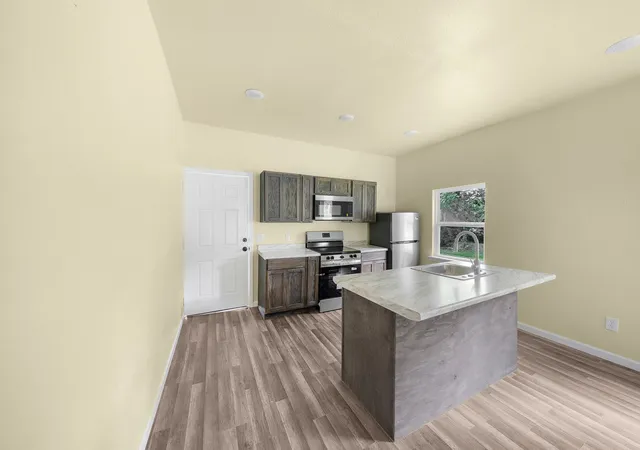 Photo 3 of Single family home for sale at 2013 West 10Th Street, Texarkana, TX 75501 | MLS# 21296169 | Listing updated on 2026-08-22