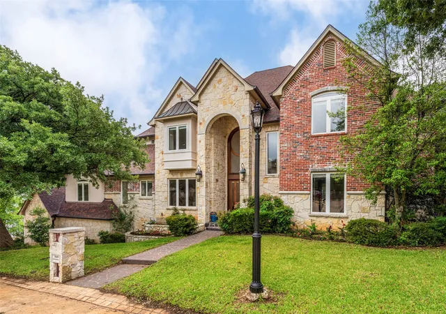 Photo 3 of Mansion for sale at 2639 Hemingway Ct, Arlington, TX 76006 | MLS# 21288460 | Listing updated on 2026-08-22