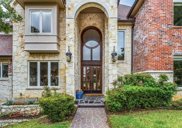 Photo 3 of Single family home for sale at 2639 Hemingway Ct, Arlington, TX 76006 | MLS# 21288460 | Listing updated on 2026-08-22