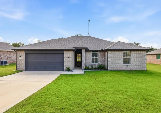 Photo 3 of Single family home for sale at 105 Jim Walters Dr, Runaway Bay, TX 76426 | MLS# 21294694 | Listing updated on 2026-09-28