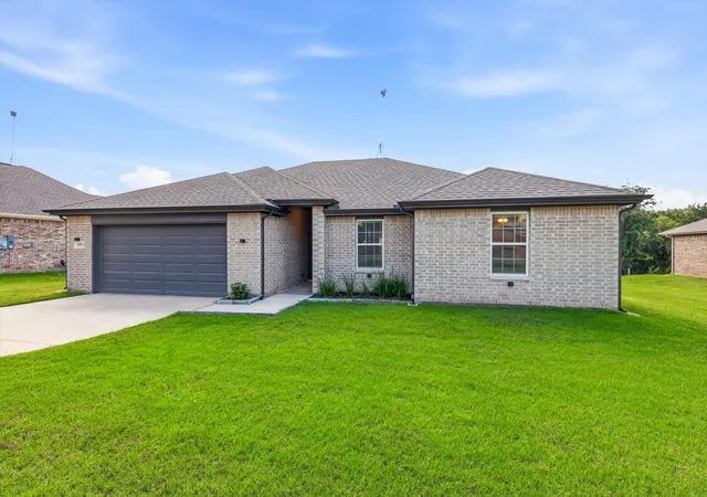 Photo 4 of Single family home for sale at 105 Jim Walters Dr, Runaway Bay, TX 76426 | MLS# 21294694 | Listing updated on 2026-09-28