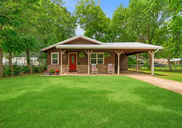 Photo 1 of Single family home for sale at 2435 Hubbard St, Paris, TX 75460 | MLS# 21294814 | Listing updated on 2026-07-09