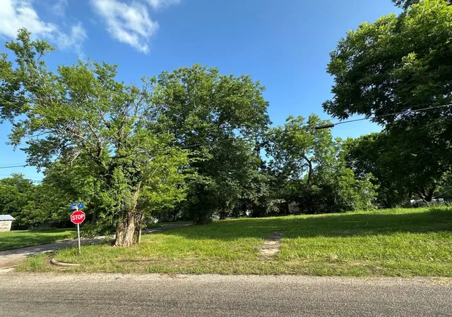 Homes for sale in Clarksville, TX | 300 W Jackson St, Clarksville, TX 75426 | MLS# 21296361