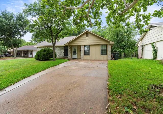 Homes for sale in Garland, TX | 1121 Sam Houston Dr, Garland, TX 75042 | MLS# 21295989