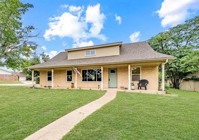 Homes for sale in Bedford, TX | 805 Stratford Dr, Bedford, TX 76021 | MLS# 21291736